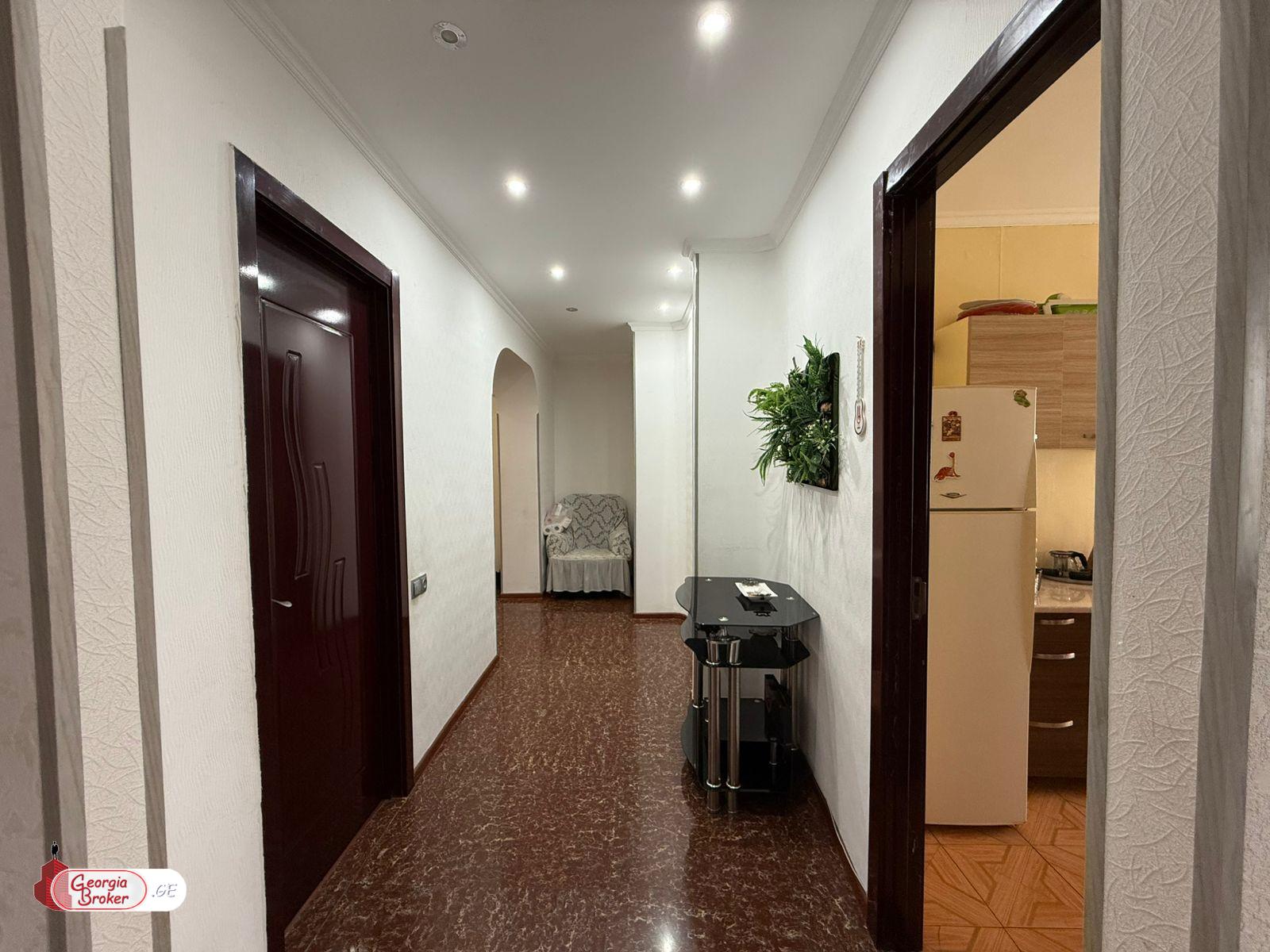 продается квартира с новым ремонтом 4-комнаты